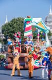 ポップなイルミネーションやオーナメントで飾られたミッキーとミニーのフロート! (c)Disney