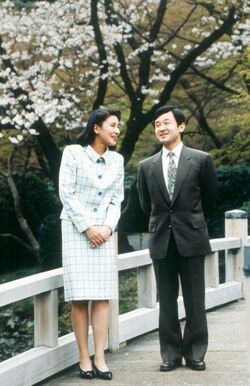 '93年4月、皇太子さま（当時）と雅子さまが結婚される直前に宮内庁が公開したお写真。赤坂御苑を散策されるご様子からは、あたたかな家庭を築かれるであろう兆しが感じられる。