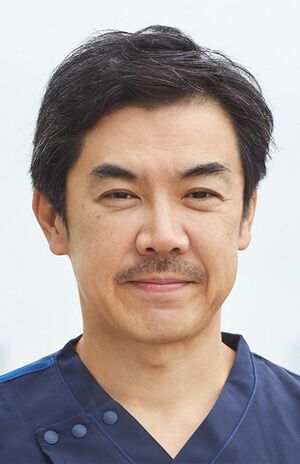 久道勝也さん●下北沢病院理事長・医師。2019年ロート製薬の最高医学責任者に就任。米国のポダイアトリー（足病医学）に注目し、日本初、足病医療の総合病院「下北沢病院」を設立。著書に『“歩く力”を落とさない！新しい「足」のトリセツ』（共著・日経BP）など。