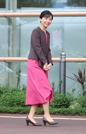 鳥取県に到着された佳子さま。鮮やかなピンクにブラウンを合わせた秋コーデ