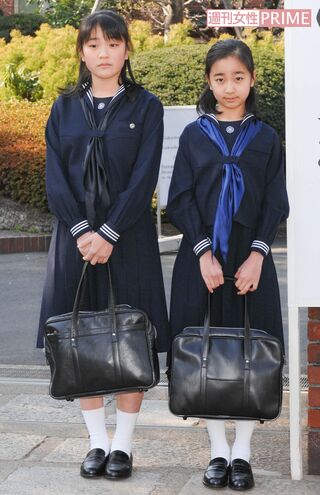 姉の眞子さんは学習院高等科、佳子さまは学習院中等科にそれぞれご進学。入学式、卒業式はおふたり一緒に登校された。佳子さまの身長が伸びていることもご成長ぶりのひとつ