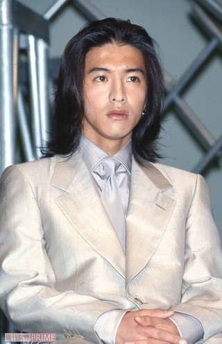 フジテレビ系ドラマ『ギフト』の制作発表で。主演のプレッシャーからか表情は硬い（1997年3月10日）