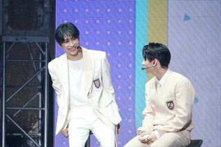 池崎理人（左）と西 洸人（右）。パフォーマンス中はカリスマ性あふれる2人だが、トークコーナーではひょうきんな魅力を発揮 （C）LAPONE ENTERTAINMENT