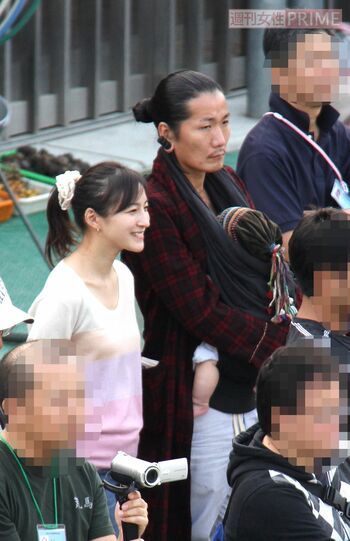 広末涼子と次男を抱いた夫のキャンドル・ジュン氏（2011年）