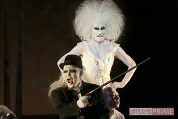 麿さん（右）の舞台にガラス作品を提供し、マッドサイエンティストの役もこなした篠原さん（左）