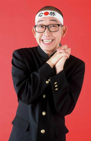 東大受験に挑戦した当時、ハチマキに学ラン姿がトレードマークだった坂本ちゃん（事務所提供）