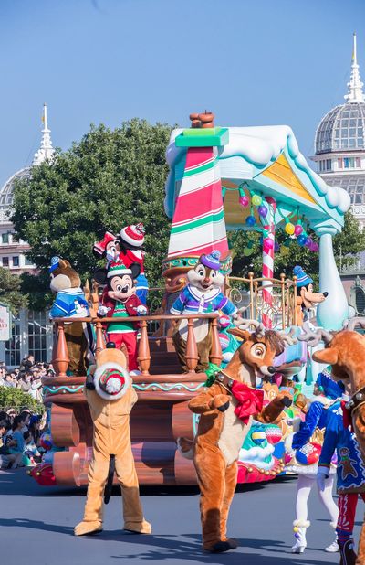 ポップなイルミネーションやオーナメントで飾られたミッキーとミニーのフロート！　(c)Disney