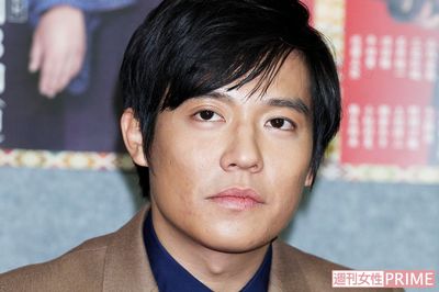 小出恵介「未成年との飲酒＆淫行」謹慎中の事務所退社は “あの人” の影響か