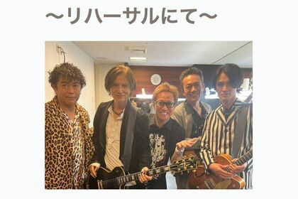 リハーサルで記念写真を撮影したという中居正広と『男闘呼組』（中居の公式HPより）