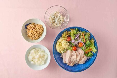 作り置きでラクチン“タン活”献立　タンパク質(1)鶏ハムサラダ低温調理器を使って大量に作り置きしている鶏むね肉のハムが主菜。同じく作り置きしているサラダを添え、サラダプレートにしてポン酢とこしょうでさっぱりと。タンパク質(2)しらすしらすはそのままでも、ポン酢をかけても、納豆に混ぜてもOK。白米にのせるだけで手軽なので、まとめ買いして冷凍で常備しています。タンパク質(3)納豆植物性タンパク質がとれるうえ、女性ホルモンに似た働きを持つ「大豆イソフラボン」も豊富。小鉢として毎日欠かせない存在です。