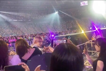 ファンと2人、手でハートを作る『美少年』の佐藤龍我（ツイッターより）