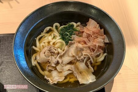 「もっちりうどん源次郎」霧島黒豚の肉讃岐うどん（税込み869円）　撮影／編集部