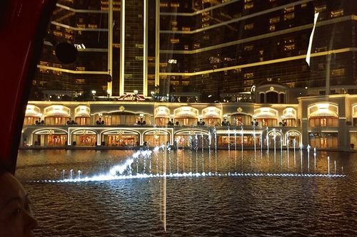 夜には水と光の織りなす美しい光景が楽しめる