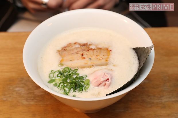 無垢ラーメン（900円）“うまみの層”が表面を覆ったオリジナルスープは、忘れ得ぬおいしさ！