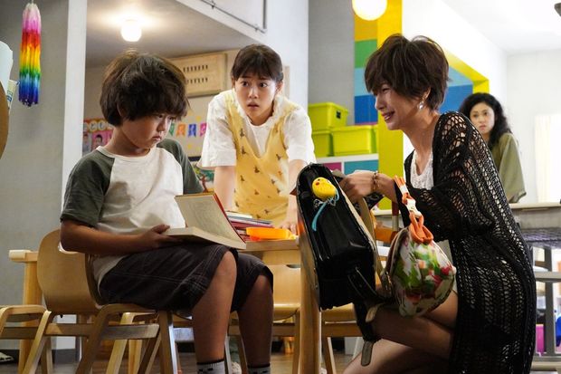 カホコは母親から育児放棄ぎみの児童を心配する　(c)日本テレビ