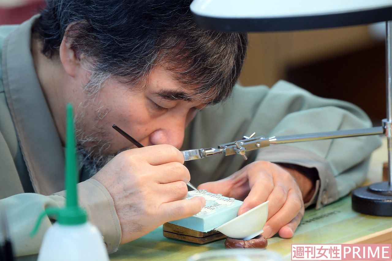 勲章製造は熟練した職員がやすりがけ、七宝盛り付けを丁寧に行う。