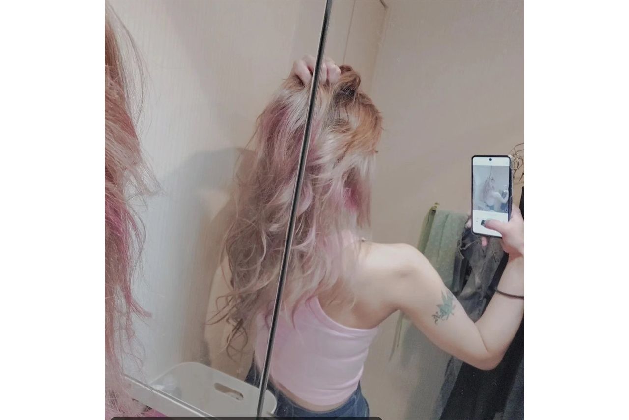 鏡越しの自撮りでは、タンクトップ姿で広背筋などの筋肉美を。右腕にはタトゥーも（本人のSNSより）