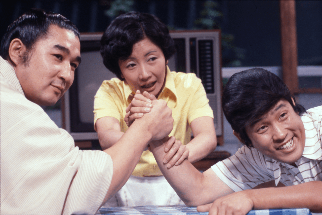 『欽ちゃんのどこまでやるの！』で初代・貴ノ花と腕相撲をする萩本