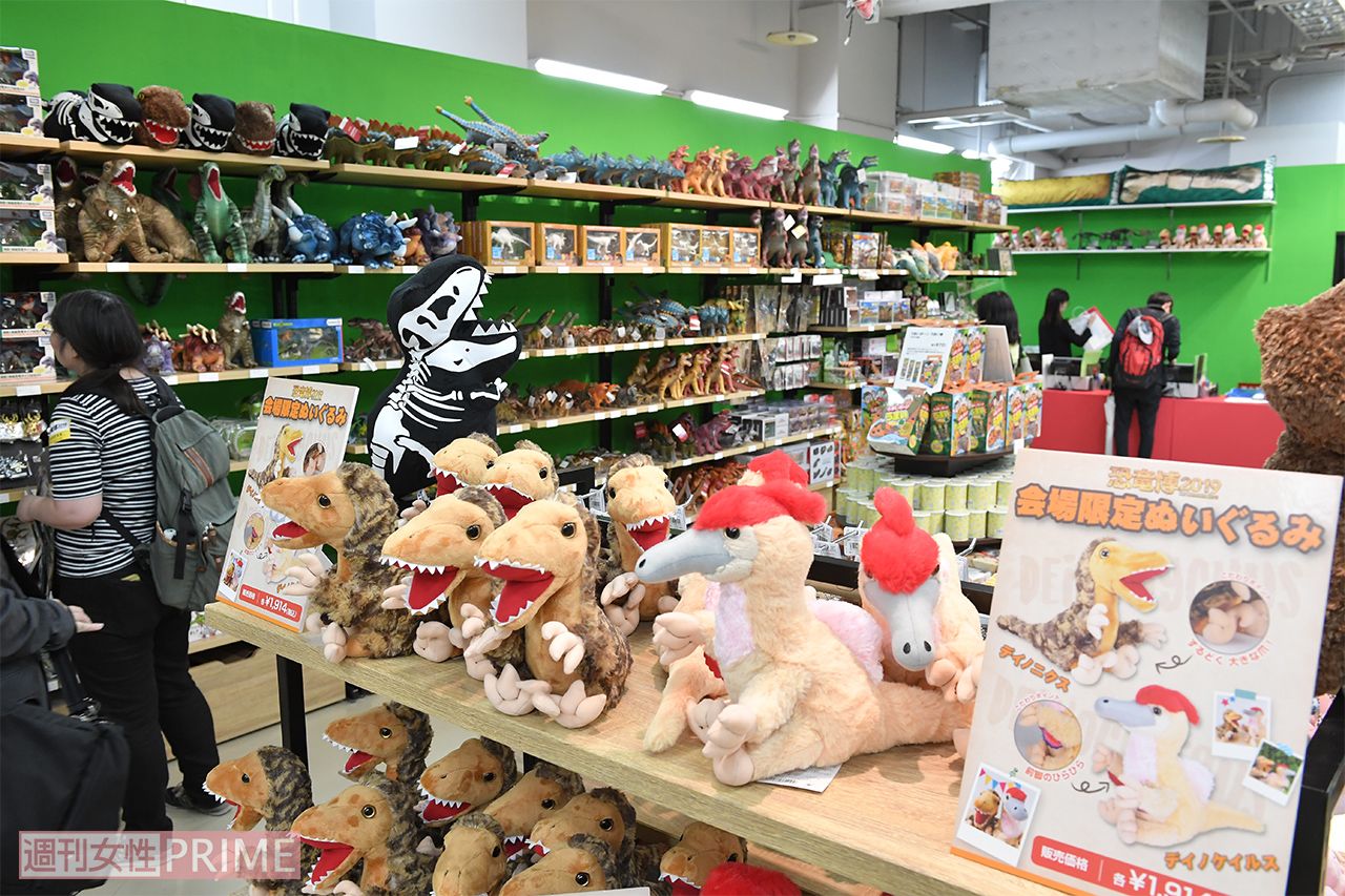 「うまい棒」とコラボした「うまいボーン」（税込み972円）など、食品から玩具までお土産も充実