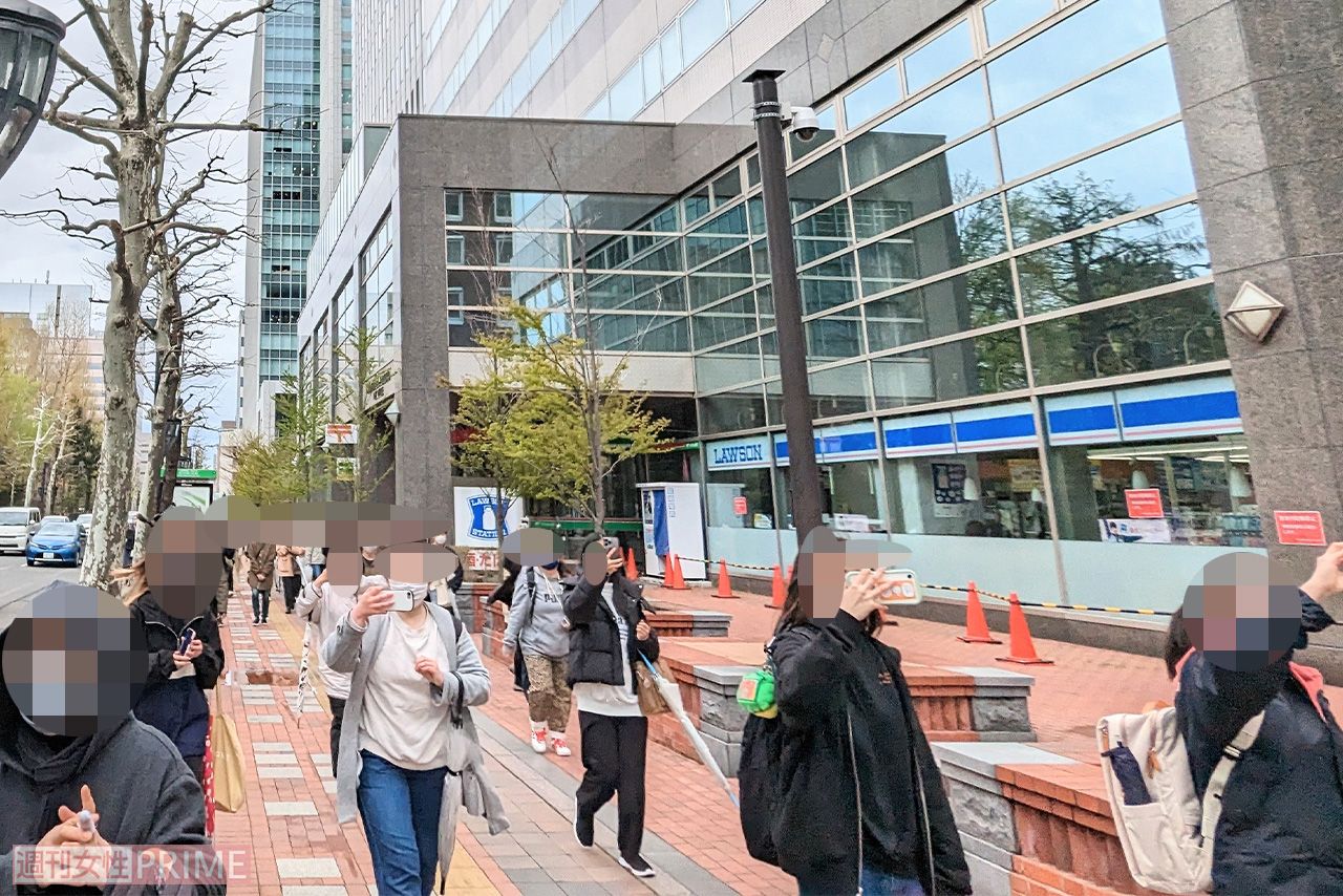 「それスノトラック」を小走りで追っかけるSnowManファン