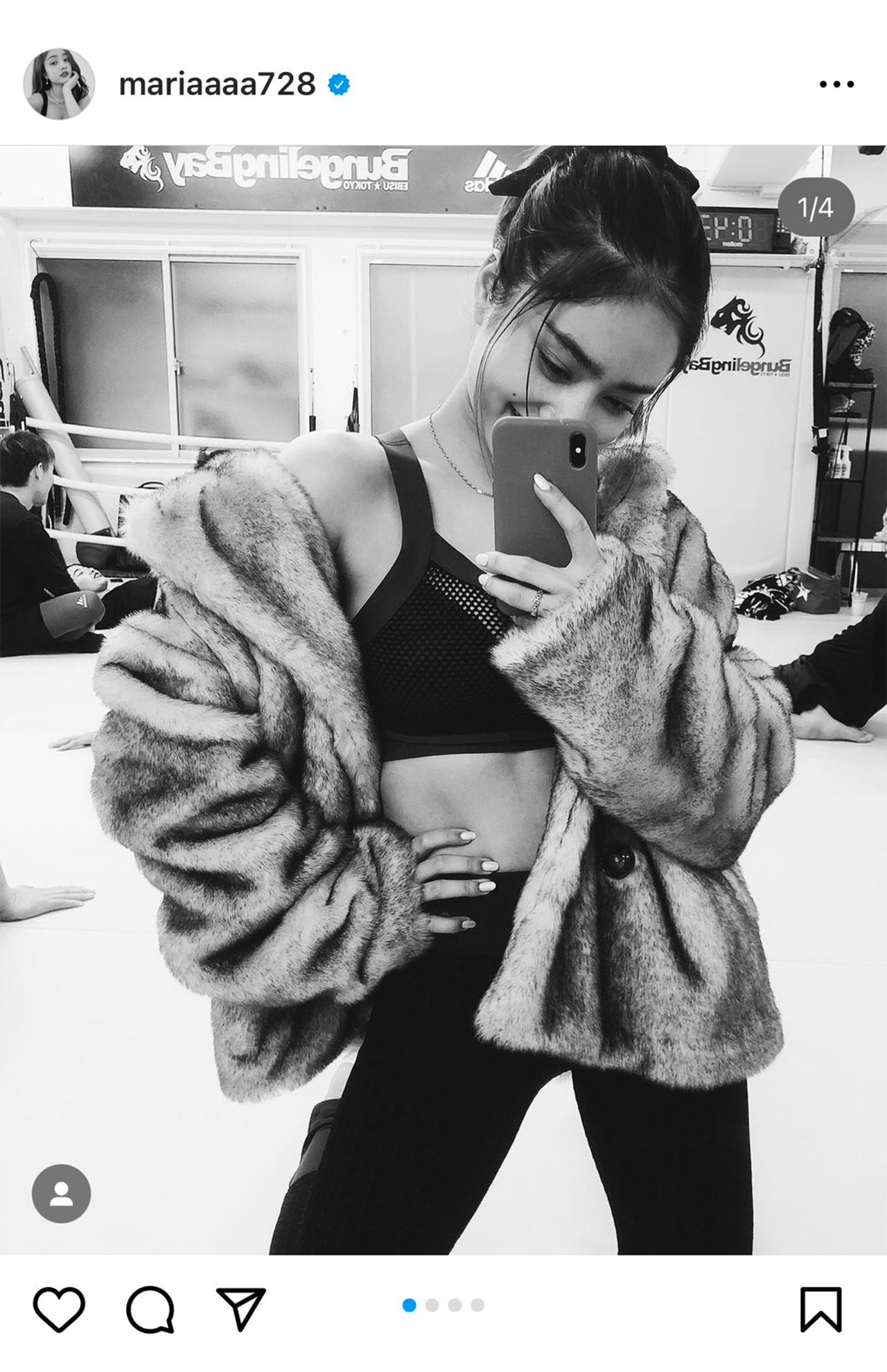 腹チラを披露して、セクシー（インスタグラムより）