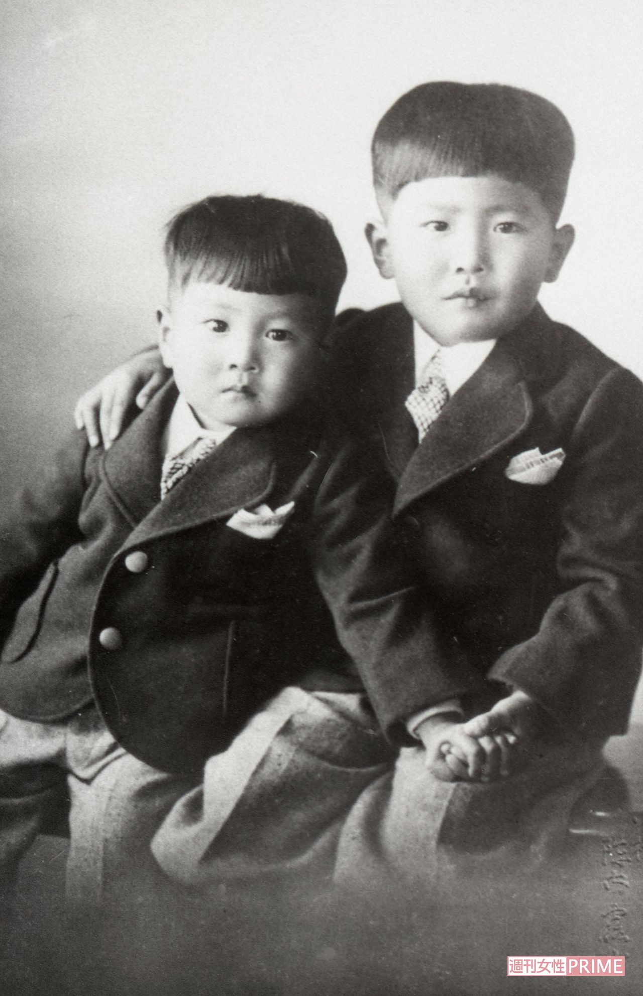1941年、幼少期の石原慎太郎さんと裕次郎さん
