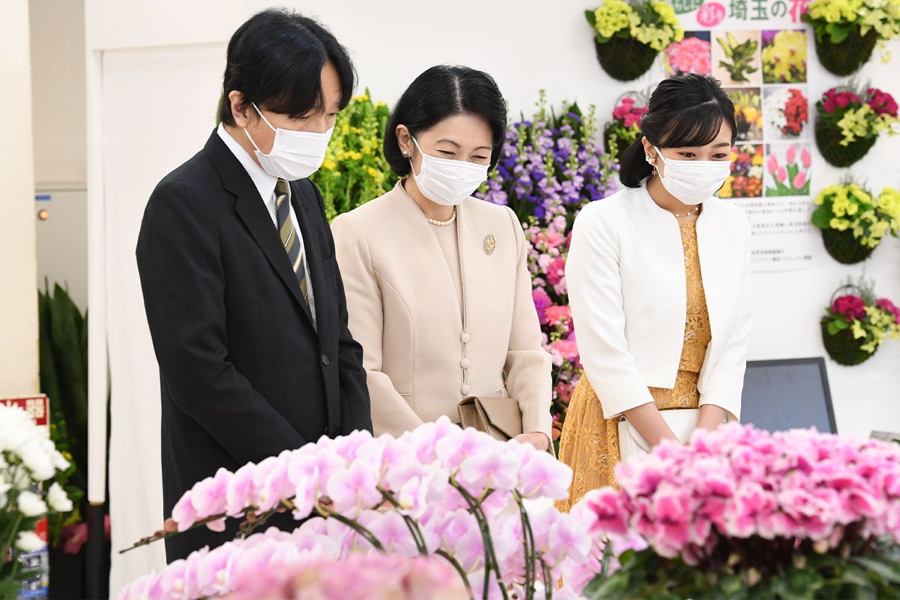 秋篠宮ご夫妻と佳子さまは、会場を埋め尽くすように展示された花々を興味深くご鑑賞に
