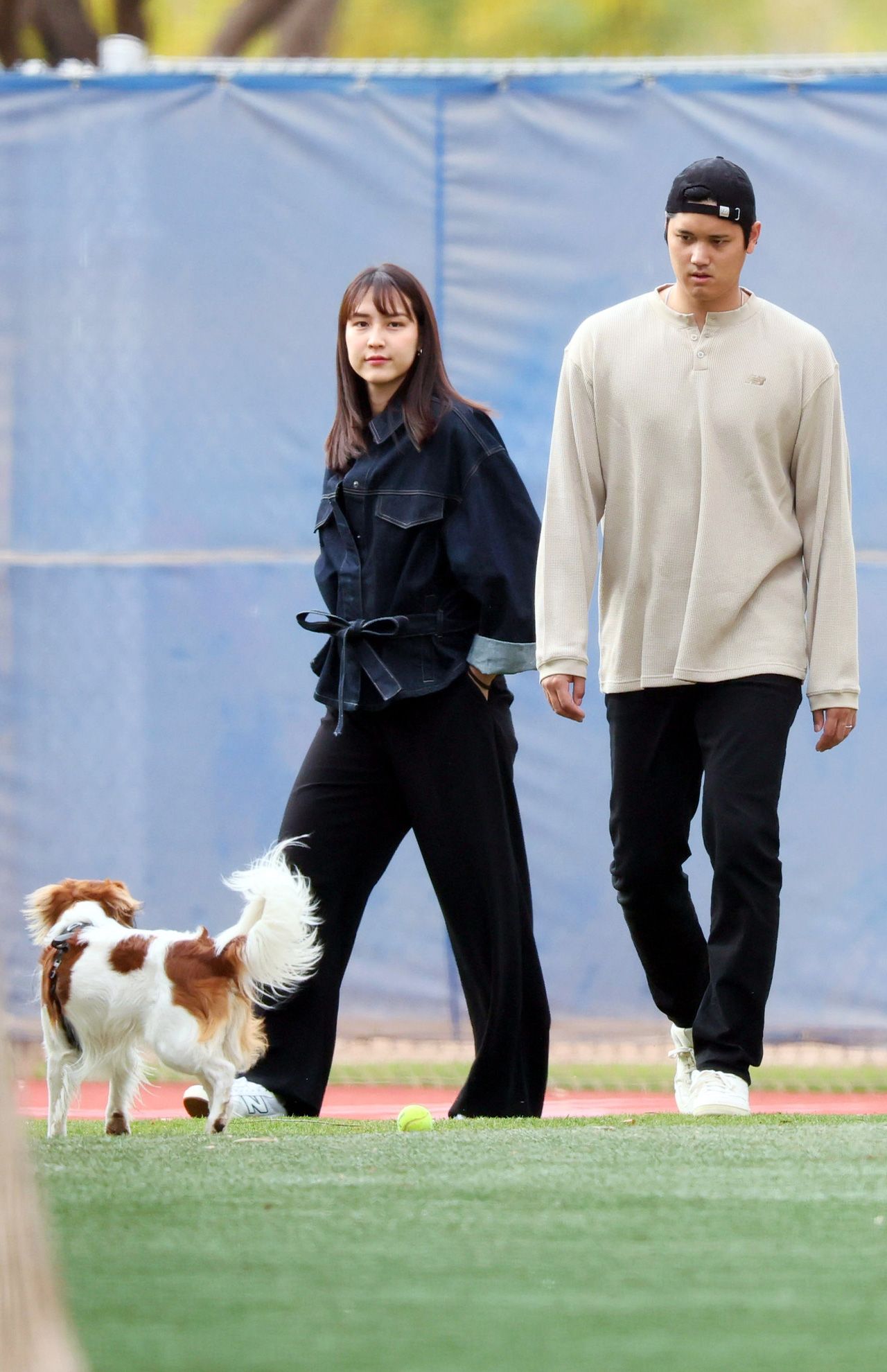 2025年2月10日にキャンプ施設を訪れた大谷翔平と真美子夫人、デコピン　写真／産経ビジュアル