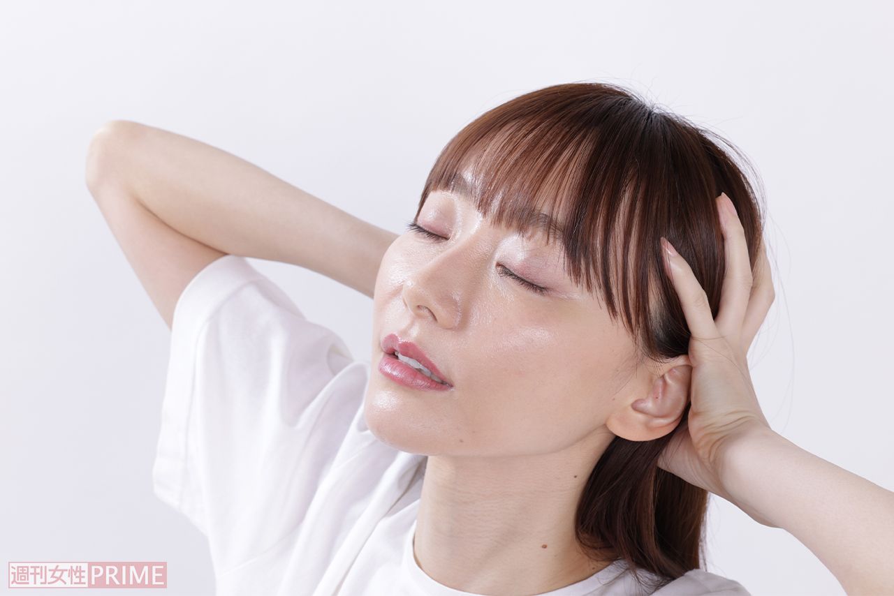 （1）横になり両手で頭を支え上下に動かす　モデル／葉月祥子（スペースクラフト）　撮影／有馬貴子