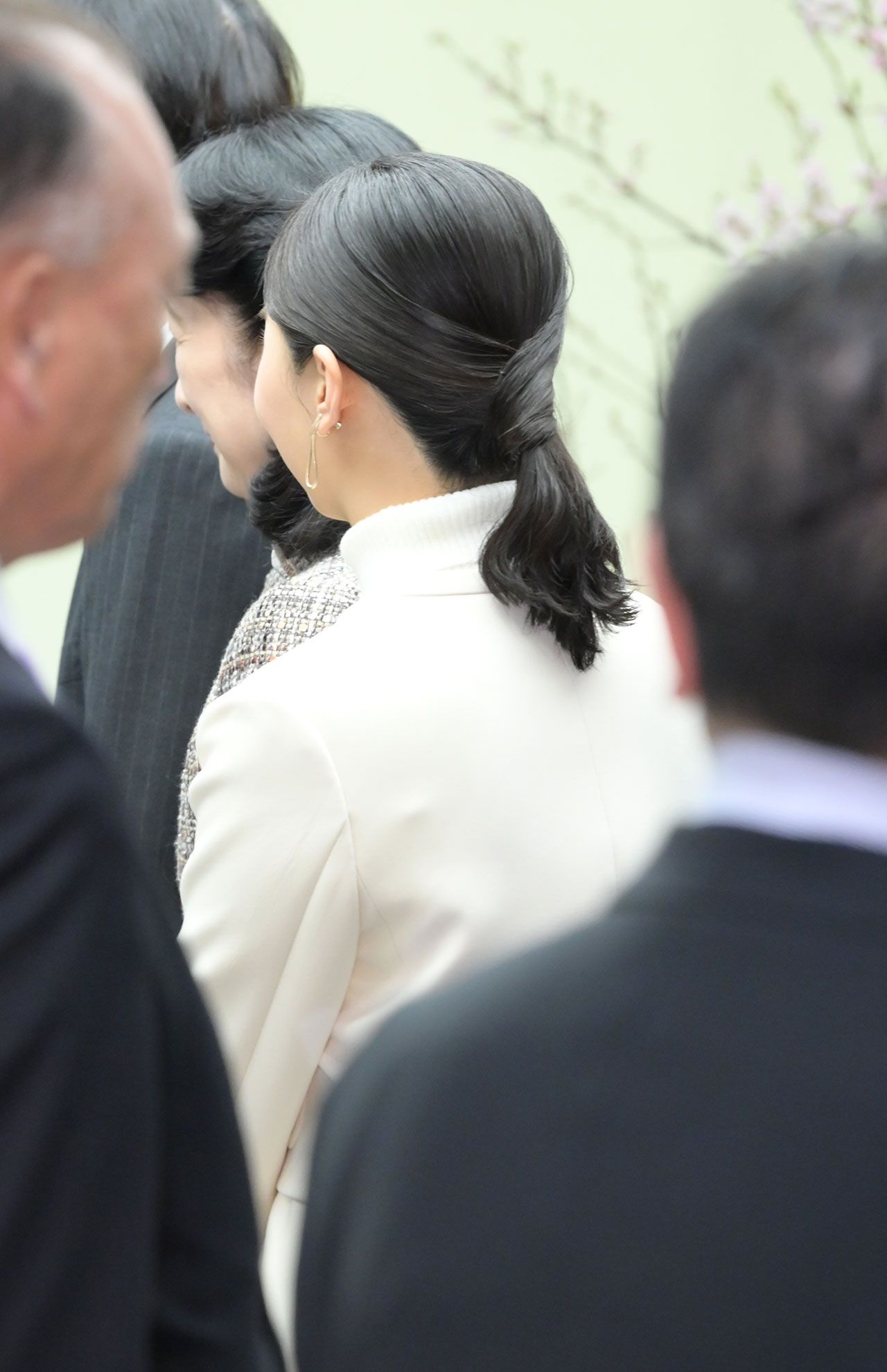 1月30日、「第74回関東東海花の展覧会」を訪問された佳子さま。ローポニーテールの結び目を髪の毛で隠すアレンジ