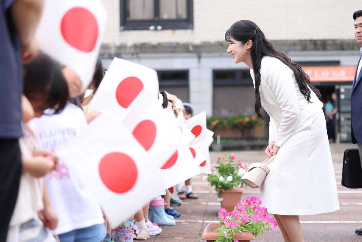 新潟県で地元の子どもたちから歓迎を受ける愛子さま