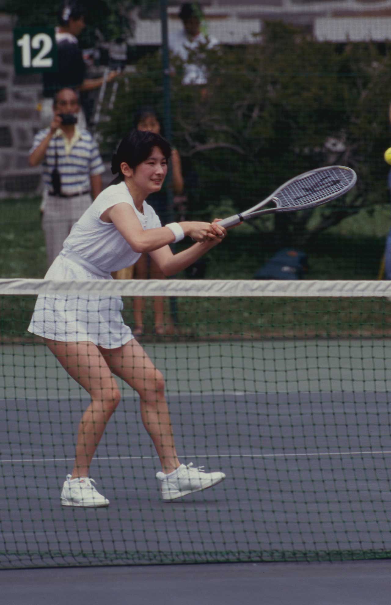 秋篠宮さまとのご結婚直後の’90年8月、軽井沢のコートでテニスを楽しまれる紀子さま（3/5）