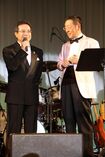 作曲家・弦哲也さんと演歌歌手・ニトリアキオとしてステージ上で