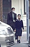 初等科3年時、雅子さまに付き添われ下校される愛子さま('10年12月)