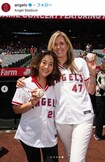 左が今年5月に始球式を行ったエンゼルスの広報、グレースさん。再び大谷をサポートする可能性は高い(球団公式インスタグラムより)