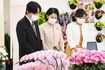 秋篠宮ご夫妻と佳子さまは、会場を埋め尽くすように展示された花々を興味深くご鑑賞に