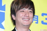 上地雄輔「ヨン様かと思った」インスタで披露した“ふっくらメガネ姿”の変貌ぶりに「誰かわからない」驚き…