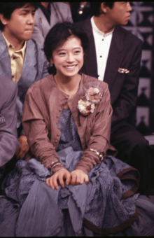 『難破船』で『夜ヒット』出演の明菜（'87年）。トーク中とは打って変わって歌唱に入ると別人のような儚げな雰囲気になった