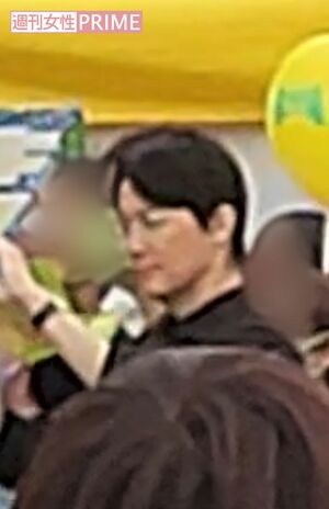 パレードを見学するシーンを撮影中の福山。5月5日まで静岡県内でロケが続けられた