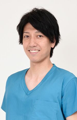 とも先生●滋賀県草津市にある「整体院智─TOMO─」院長。腰痛改善ストレッチを発信するYouTubeチャンネル「ストレッチ整体師とも先生」は登録者47万人超。『体が硬い人のための腰痛リセット術』（Gakken）などの著書も。