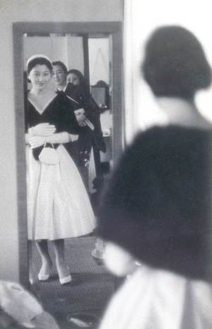 写真①外で報道陣が待つ自宅で出発の準備を。昭和33（1958）年11月27日