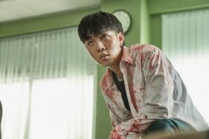圧倒的な悪、グィナム。チョンサンをつけ狙う　Netflixシリーズ『今、私たちの学校は…』独占配信中