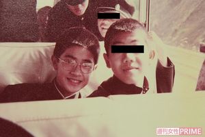学校中から「オカマ！」と呼ばれていたという中学生時代。メガネ越しでも当時から端正な顔立ちをしていたのがわかる