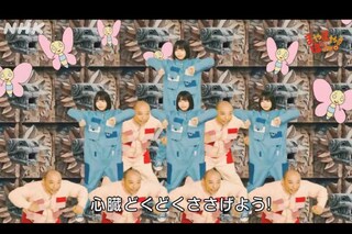 過激な歌詞に合わせて体操を踊るあのとトムブラウン・みちお（NHK広報の公式ツイッターより）