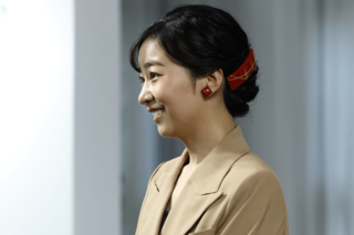 10月29日、石川県を訪問された際は輪島塗の赤いバレッタを着用された