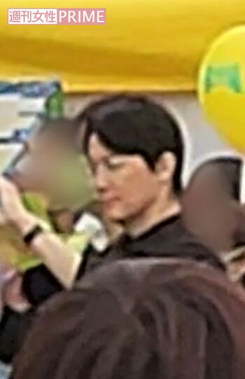 パレードを見学するシーンを撮影中の福山。5月5日まで静岡県内でロケが続けられた