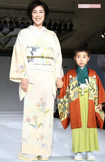 '18年8月、『清鈴苑きものショー』で5歳の眞秀くんと手をつないで、ランウェイを歩く寺島