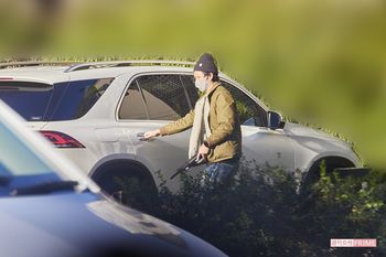 ハンディークリーナーで車内の掃除を始めたアンジャッシュ渡部建