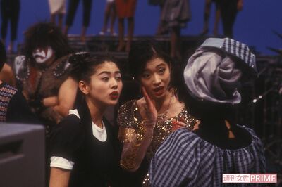 『夜のヒットスタジオ』で談笑する、中森明菜と小泉今日子