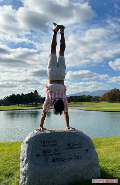 ゴルフ場で華麗な逆立ちを披露する池谷（本人提供）